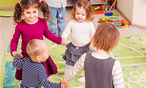 alleine spielen - zusammen spielen kindergesundheit-info.de (kindergesundheit-info.de)